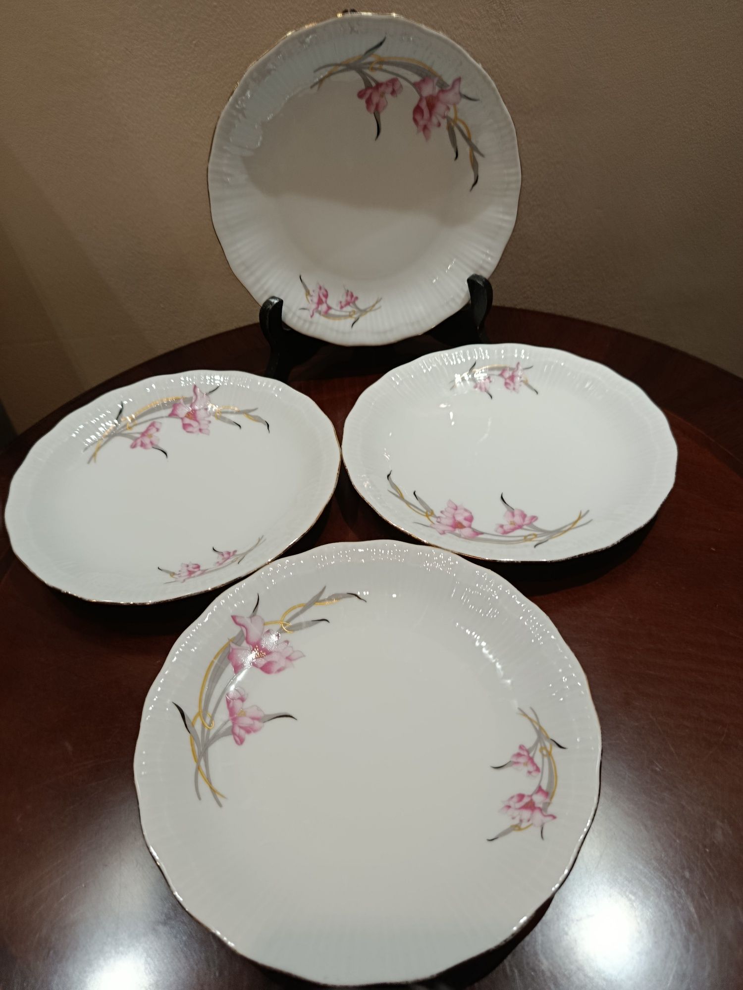 Śliczny stary zestaw czterech talerzy deserowych porcelana Wałbrzych