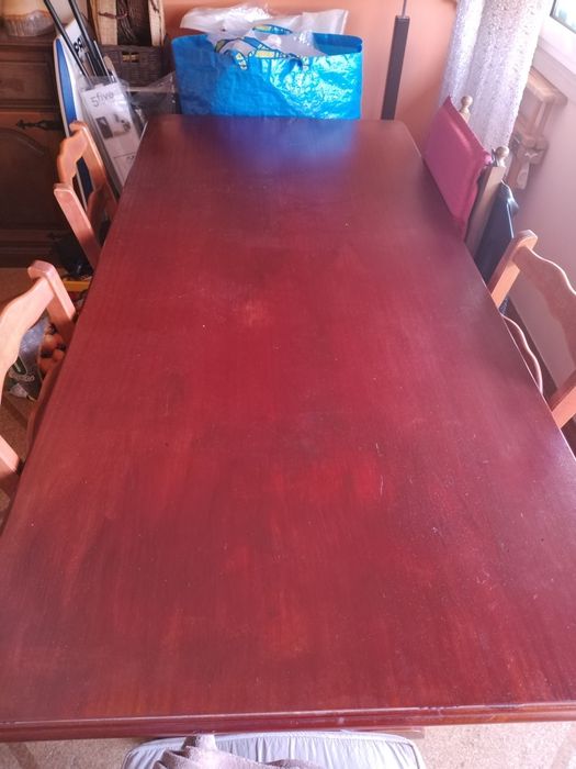 Mesa de madeira mogno