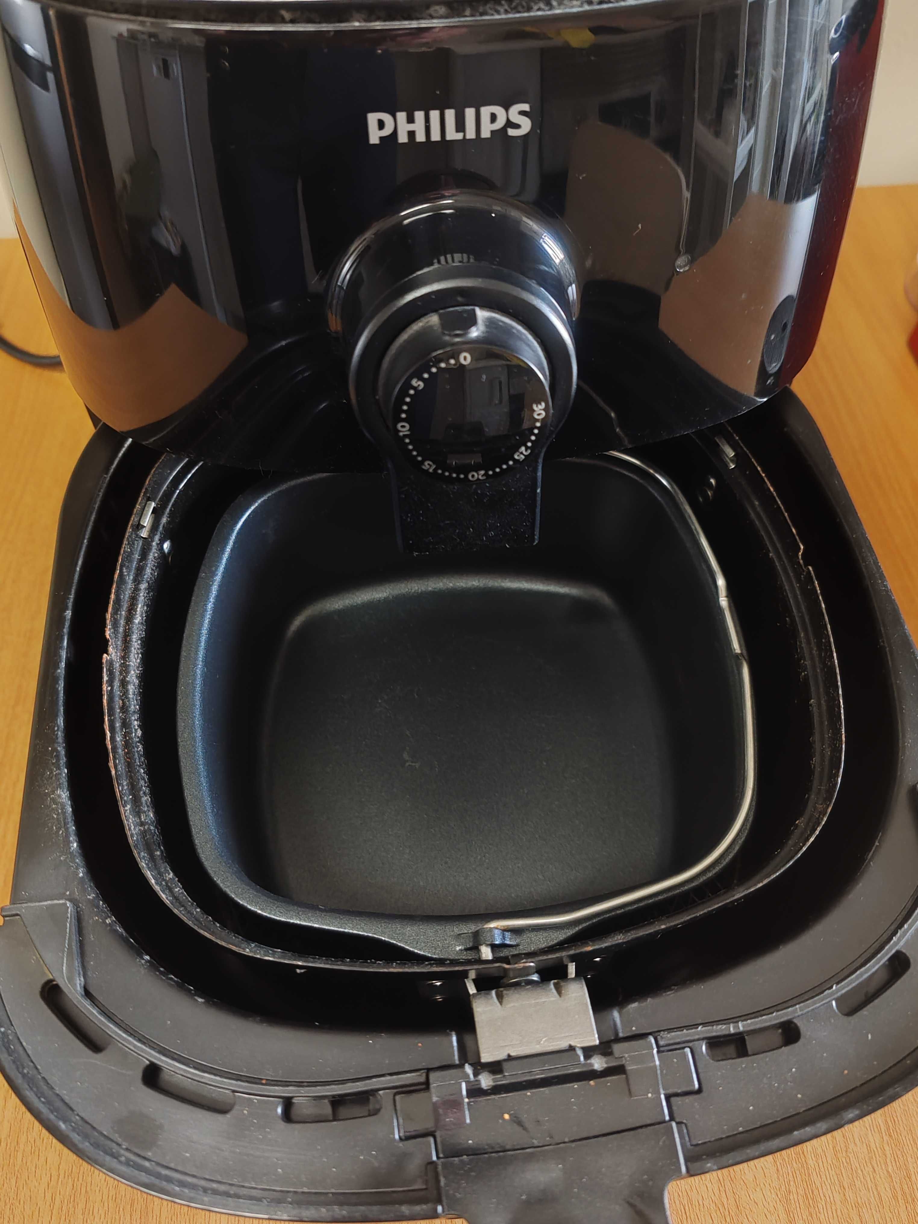 Mesa, cadeira, máquina de café e air fryer