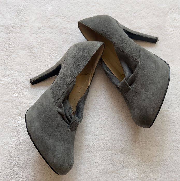 Szare szpilki zamszowe