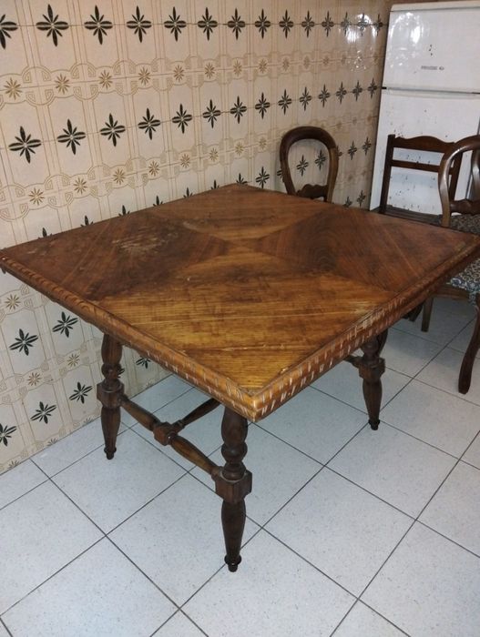 Mesa de jantar em madeira