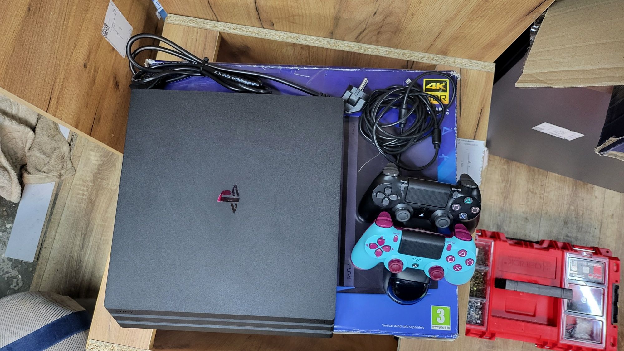 Sony PlayStation 4 pro 1 тб  2 джойстика.