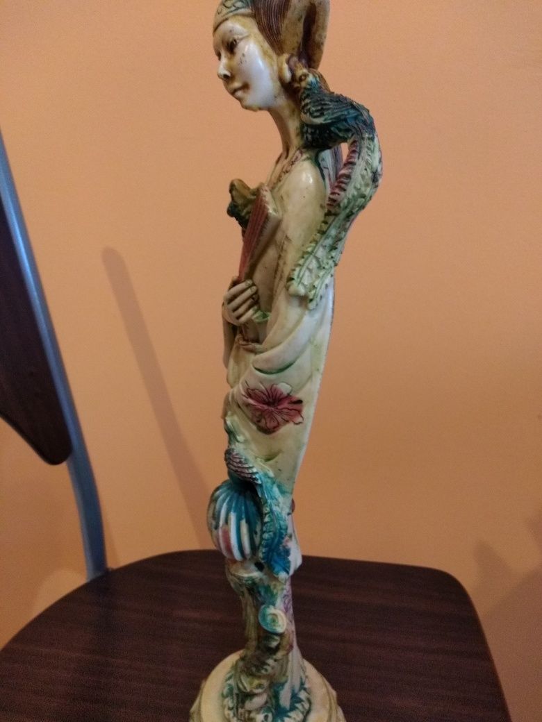 Figurka chińska z alabastru