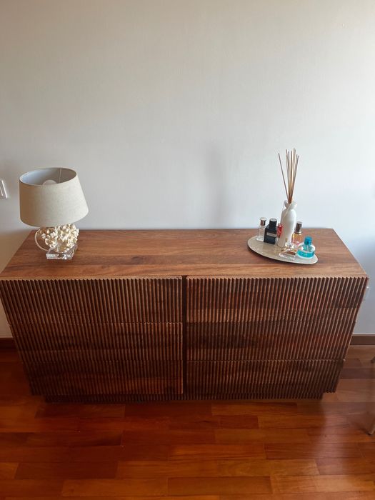 Cómoda em madeira de mangueira maciça