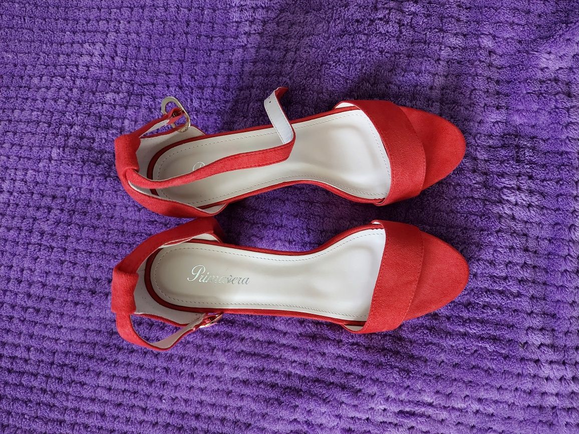 Czerwone buty na słupku 38 NOWE