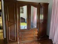 Conjunto de quarto uma cama, colchao, comoda e 2 mesas de cabeceira.