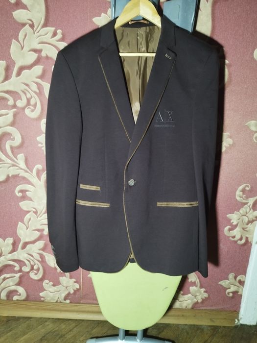 Чоловічий піджак коричневий на випускний фотосесію