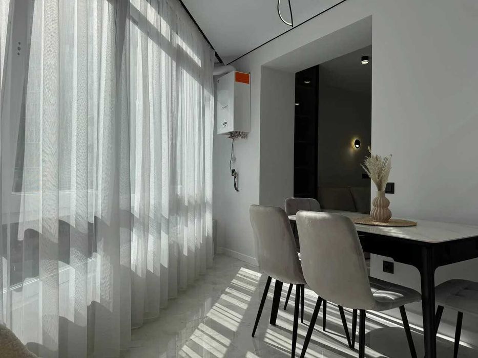 Укомплектована однокімнатна біля озера