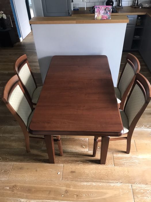 Stół plus 4 krzesła BRW