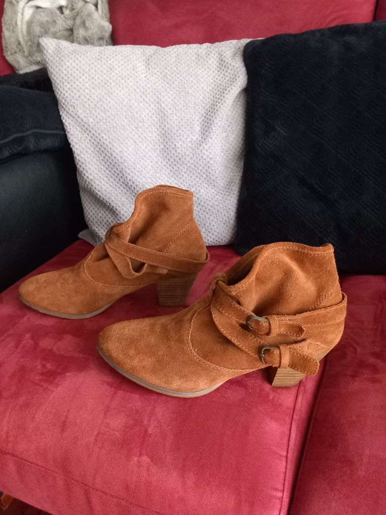 Botas em Pele Tam 39,40 Lindíssimas  ( Portes Incluídos)