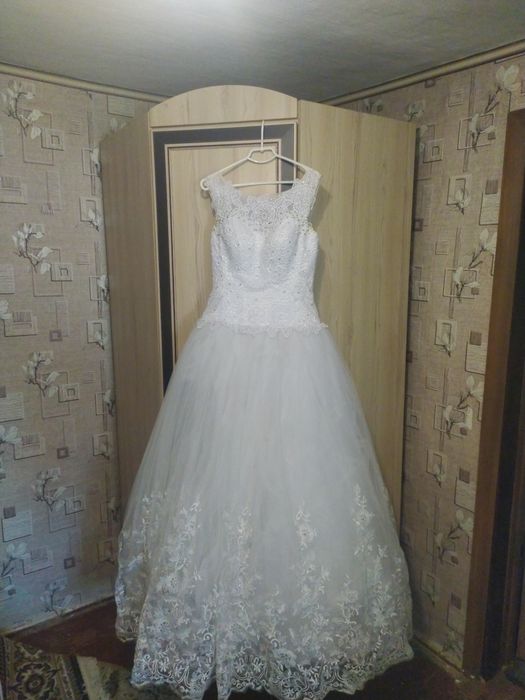 Продам весільну сукню