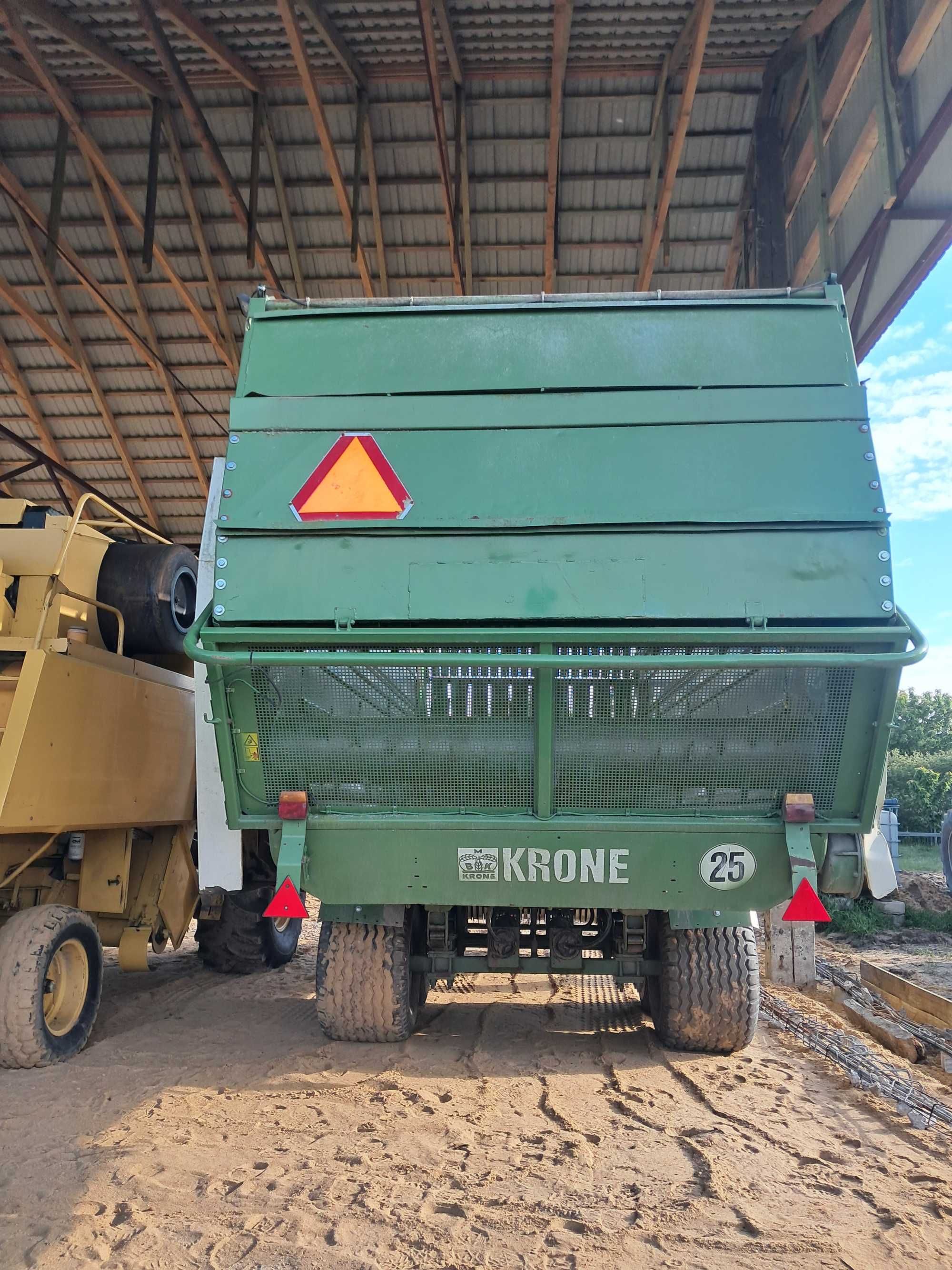 Przyczepa  objętościowa, samozbierająca Krone Titan GD 6/42