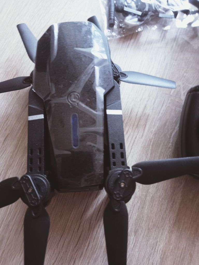 Nowy profesjonalny dron 4K E 88.