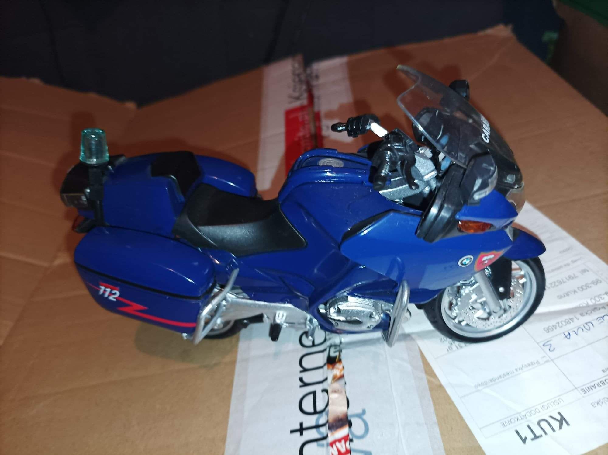 Model motoru BMW R1200 RT Carabinieri skala 1:12 New Ray