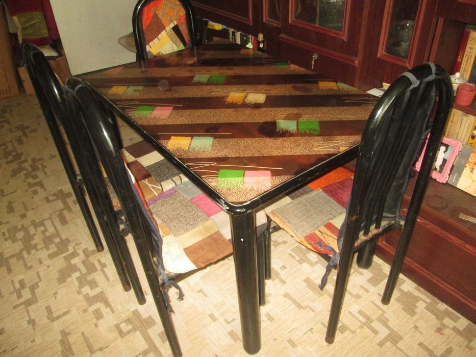Стол обеденный и четыре стула