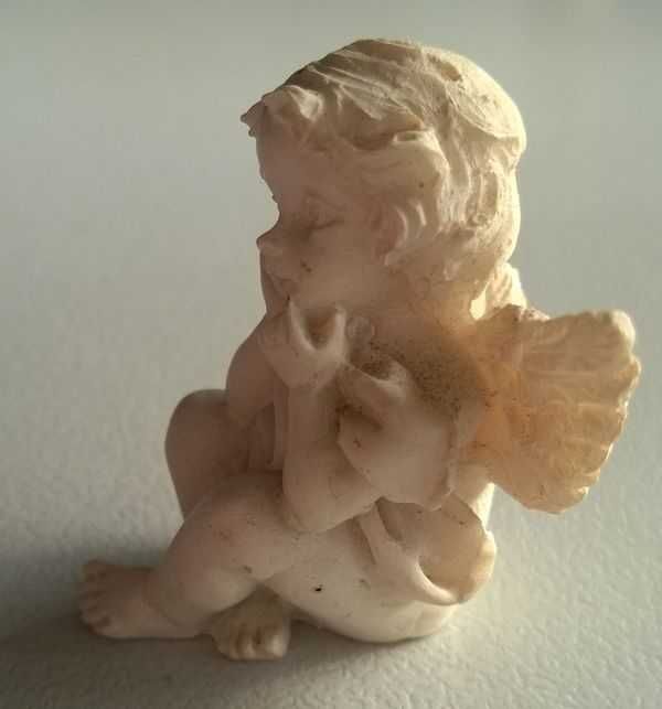 Figurki Aniołków Figurka Aniołek biały siedzący zamyślony 3cm