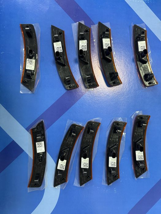 Rivian нові оригінальні катафоти PT00002118-H PT00002115-H