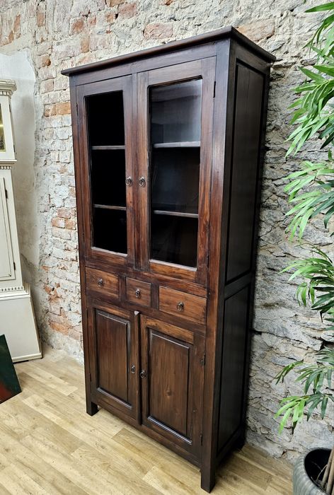 Stylowa witryna z litego drewna – rustykalny urok!