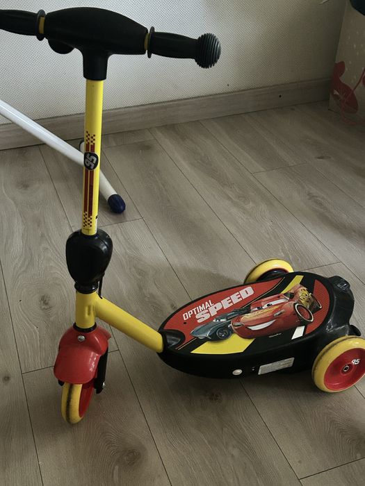 Детский эдектросамокат Cars с мыльными пузырями