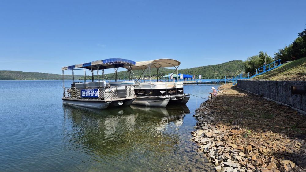 Катер катамаран прогулянковий човен моторний понтон