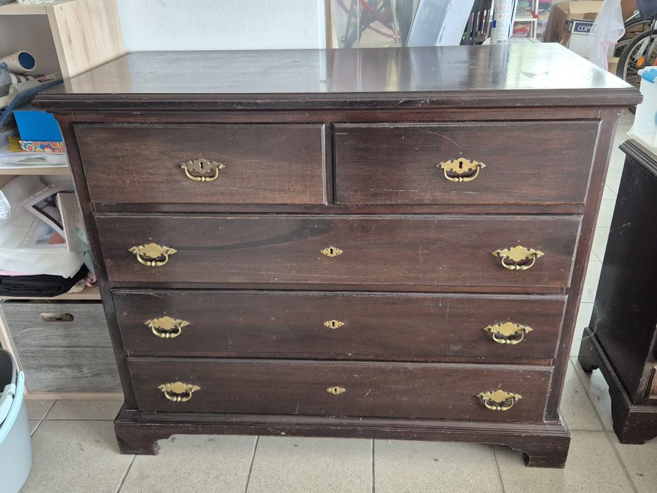 Cómoda antida em madeira maciça