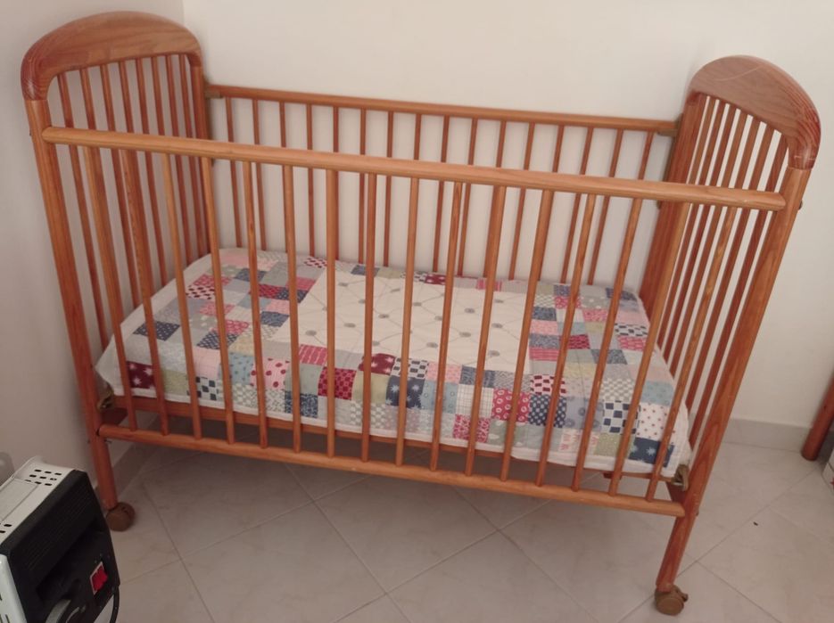 Berço bom estado em madeira maciça 60x120 cm com colchão incluído