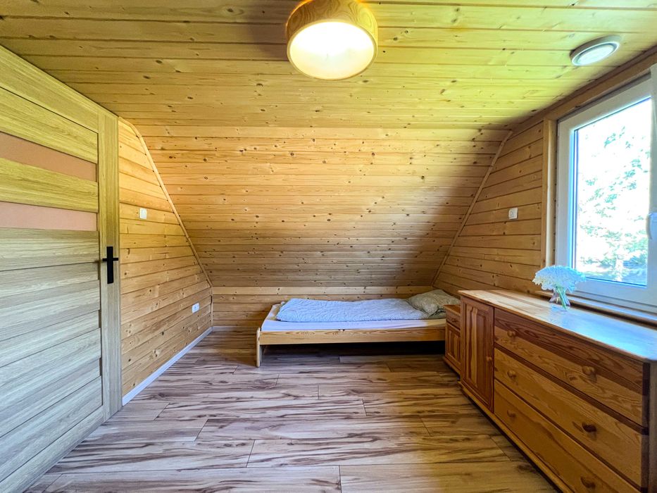 Domek drewniany całoroczny nad jeziorem z jacuzzi i WiFi