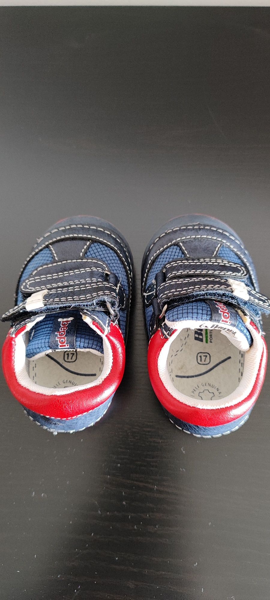 Dois pares de sapatilhas para bebé, novas.