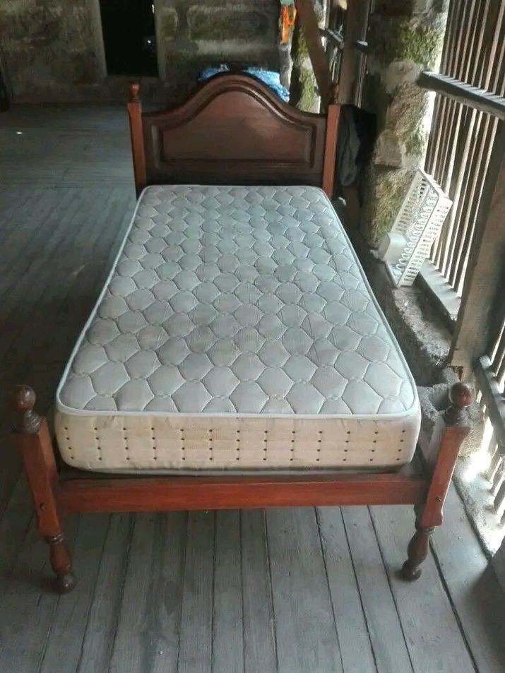 Vendo cama de solteiro em bom estado com colchão