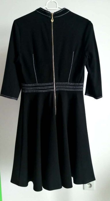 czarna rozkloszowana sukienka z żabotem komunia uroczystość