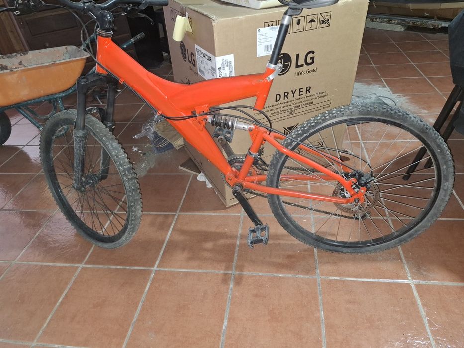 Bicicleta  a andar bem  ofreço a outra