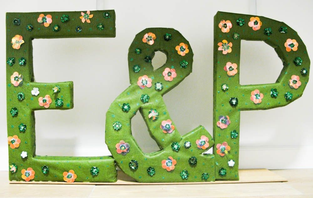 Inicjały duże litery P & E zielone zdobione handmade ozdoby ślub wesel