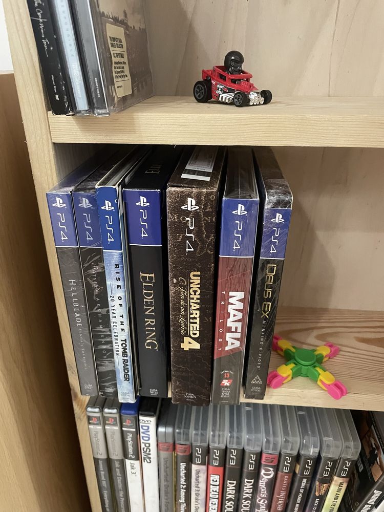 Ps4 pro com 2 comandos e 112 jogos.