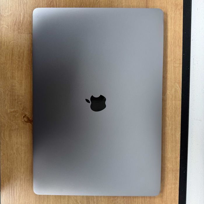 MacBook Pro 15 2018 { i7|16gb|256 SSD|AMD 555x-4gb }Гарантія