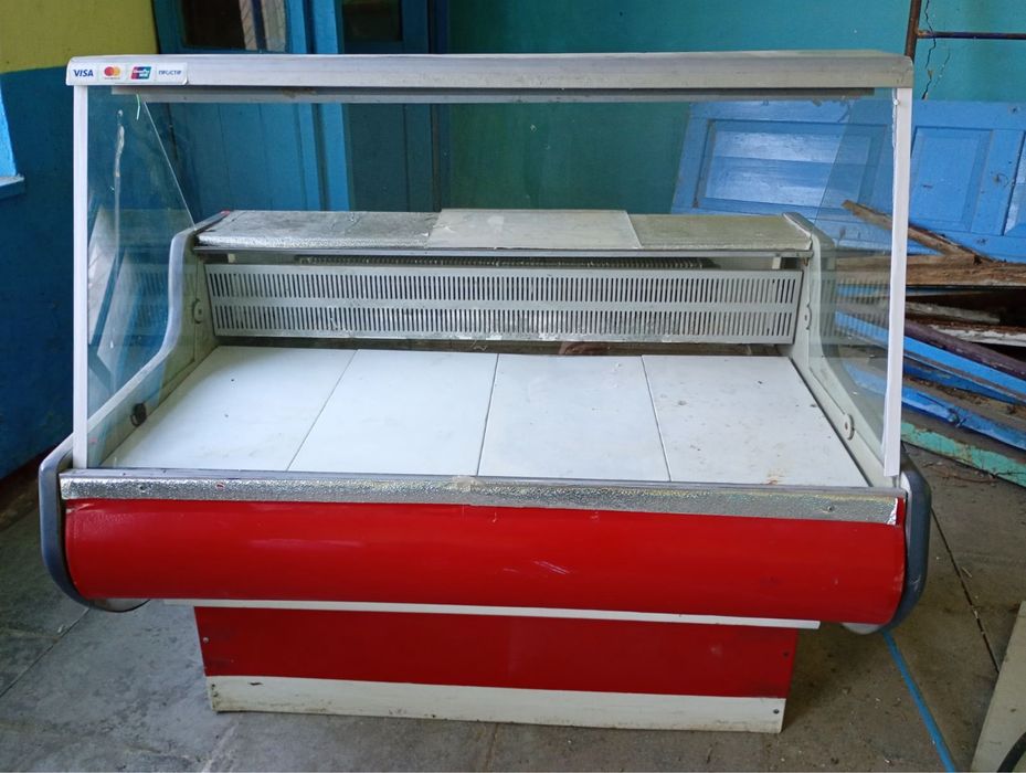 Холодильник вітрина в нормальному стані.