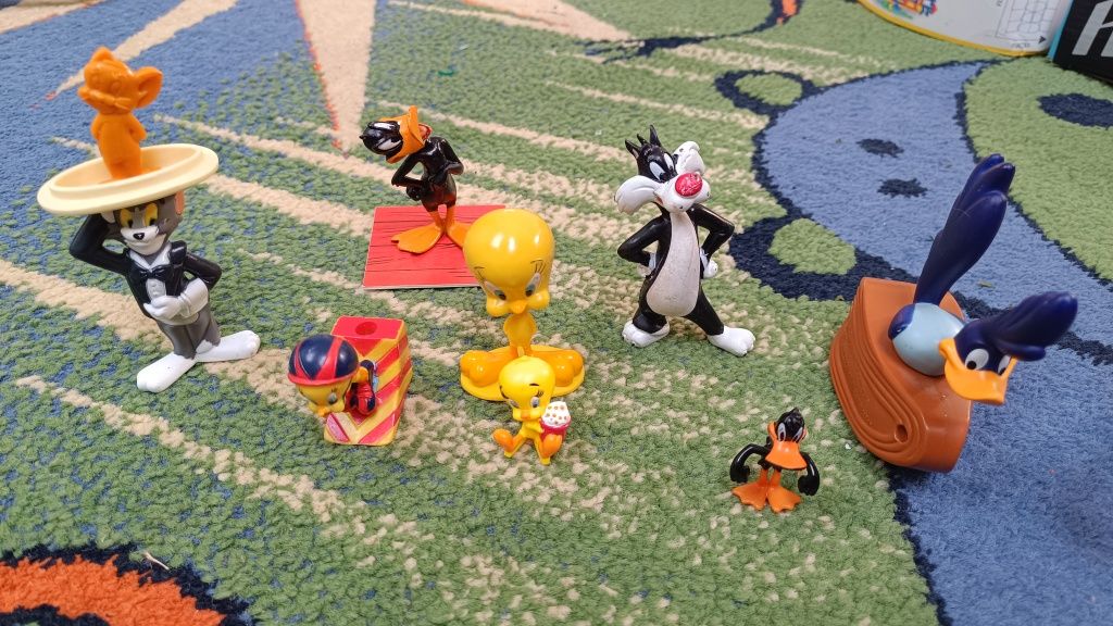Tweety, Kot Sylwester, struś pędziwiatr, kaczor Daffy , tom