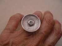 Srebrny pierścionek - talerz z kamieniem - cena ost