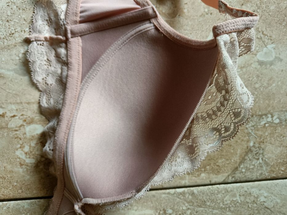 Biustonosz z pięknej koronki rozmiar 80 D