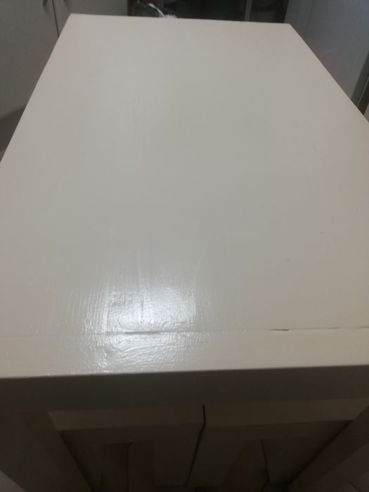 Vários tipos de mesas e bancos de madeira rústica e muito robusta.