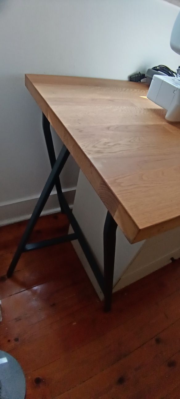 Mesa com cavaletes