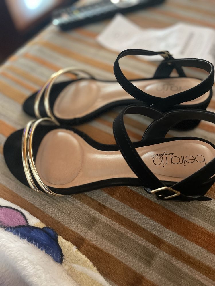 Sandalias pretas e douradas