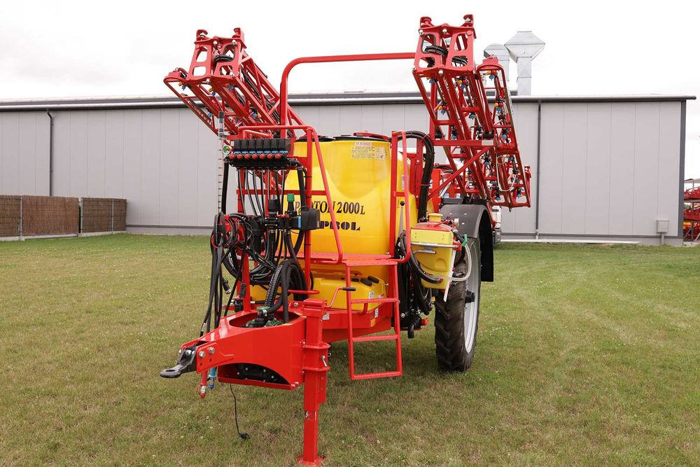 Opryskiwacz polowy przyczepiany rozkład. Hydraulicznie PROTON