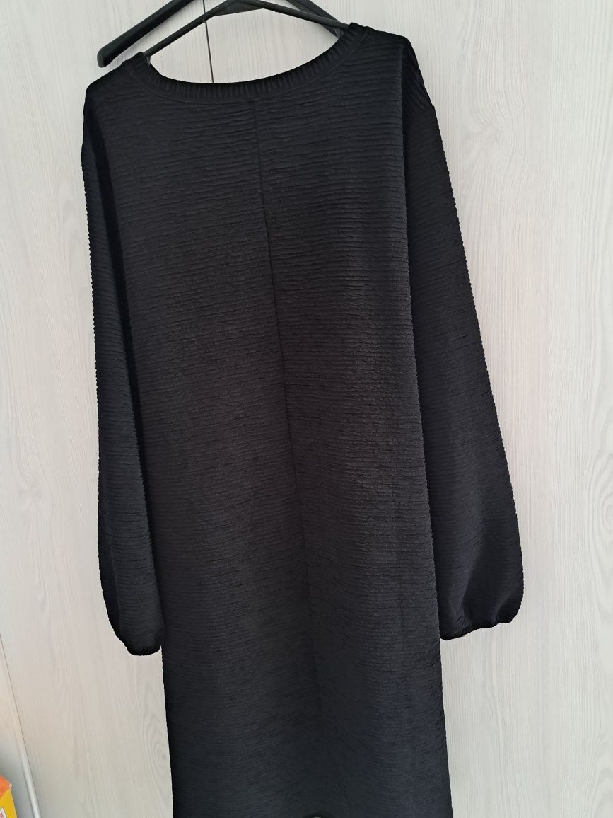 Elegancka czarna sukienka plus size