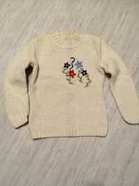 Kremowy sweter ręcznie robiony na drutach z kwiatkami r. 36