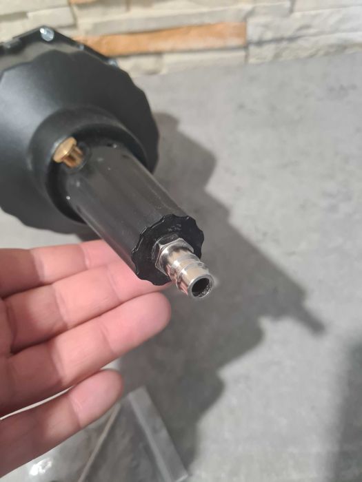 Uniwersalne pneumatyczne narzędzie do montażu osłon przegubów