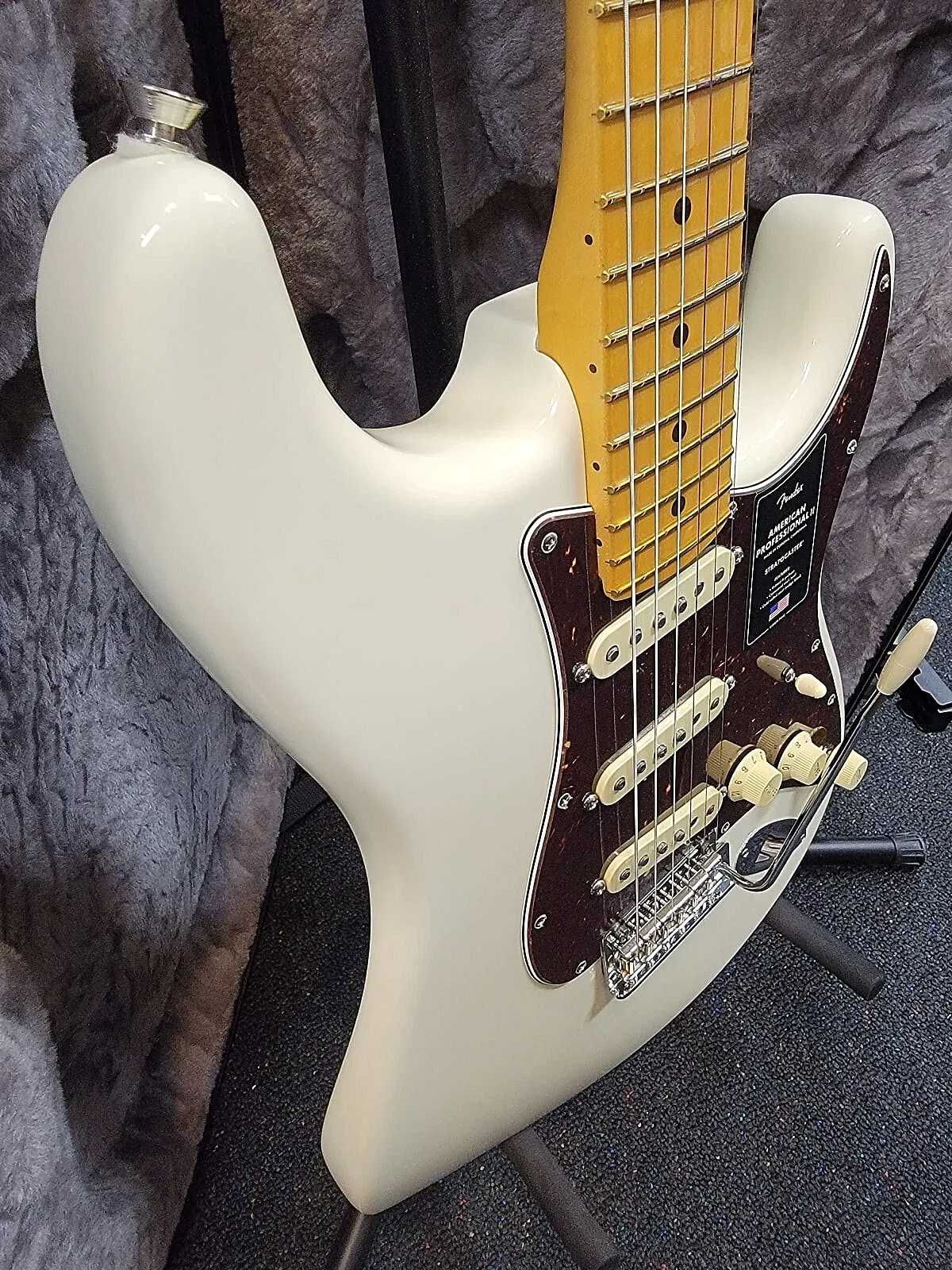 Fender American Professional II Stratocaster Olympic White, Futerał