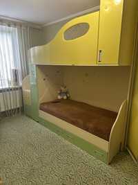 Двухʼярусне ліжко з шафами
