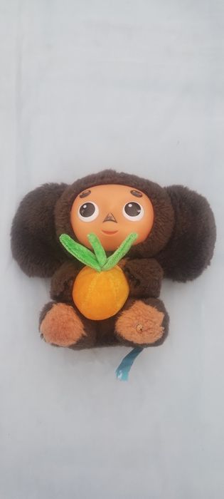 Розмовляюча і співаюча Чебурашка.