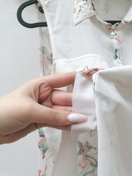 Blusa Branca Transparente e Florida