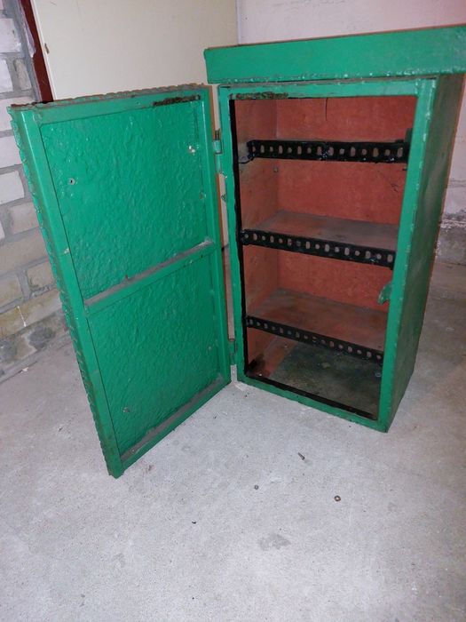 Porzadna szafka metalowa do garażu